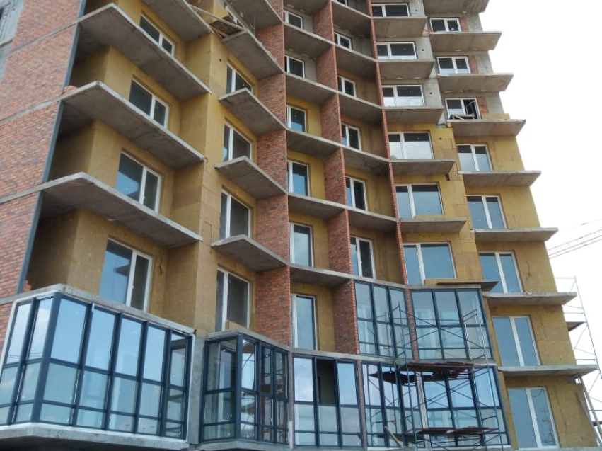 Резидент ТОР «Забайкалье» приступил к фасадным работам строящегося дома в новом жилом комплексе 